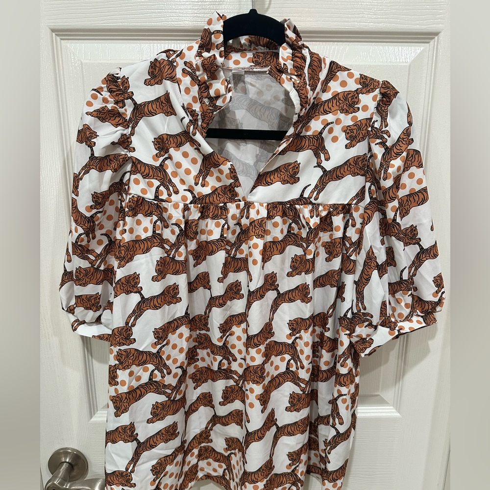 Tiger print blouse size Sm